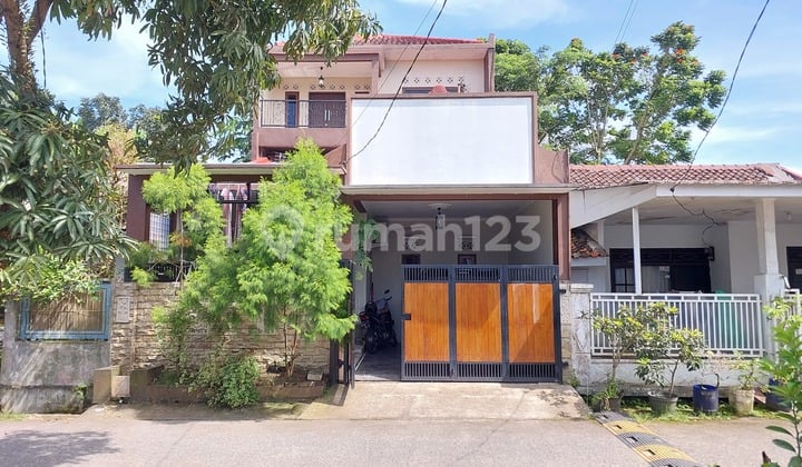 Two-story house in Villa Ciomas with mountain view, near toll road and station.