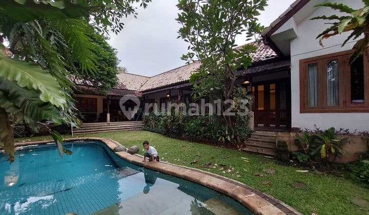 Rumah Mewah Kemang Nuansa Bali ada Pool akses Strategis