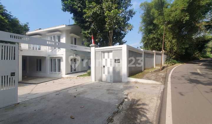 Modern Cipanas Villa Fully Furnished Near Taman Bunga Nusantara