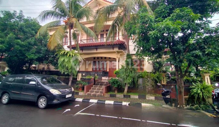 Rumah Hook 2 Lantai Mewah di Pesona Khayangan Semi Furnished