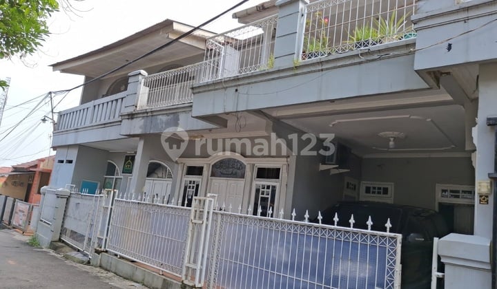 Rumah 2 lantai, dipemukiman, luas, strategis dan akses jalan masuk mobil di Cimanggis Depok