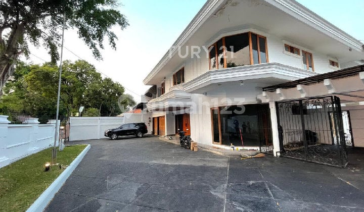 Rumah Nyaman di Area Residensial Kemang Jakarta Selatan
