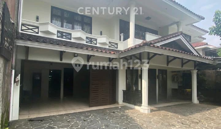 Rumah 2 Lantai dengan Private Pool di Lokasi Strategis Cipete
