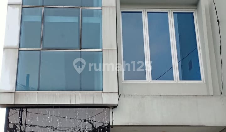 Nego Sampai Jadi Ruko 3 Lantai Dengan Rooftop Di Pejaten