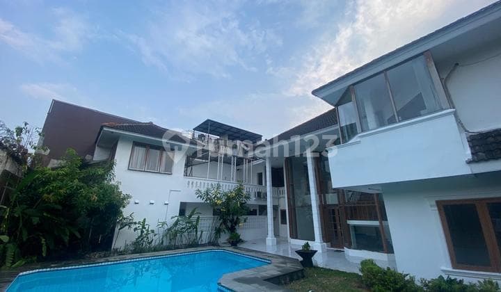 Rumah 2 Lantai Dengan Kolam Renang Kebayoran Baru Jakarta Selatan