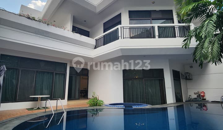 Old House Ready to Live In, Just a Step Away from Mega Kuningan.