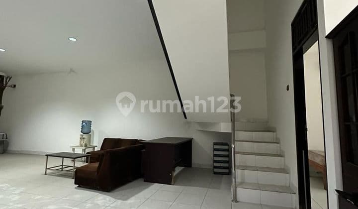 Rumah 2 lantai, lebar 9,utara, 5 Br, siap huni