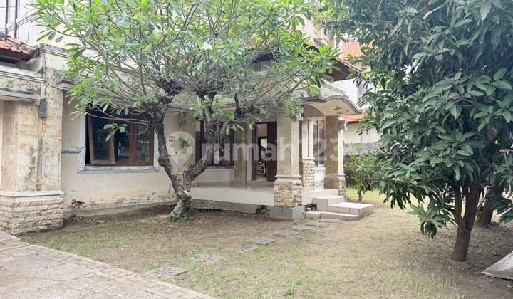 Dijual Rumah Asri dengan Halaman yang Luas di Muding Kerobokan Kuta Utara Badung - Bali