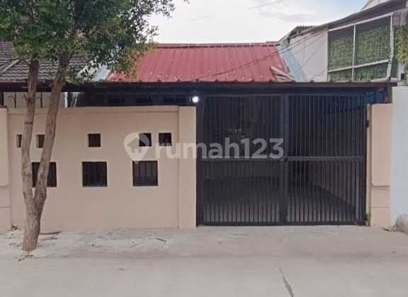 Rumah Siap Huni & Strategis Dengan Ruangan Besar di Karang Tengah Tangerang