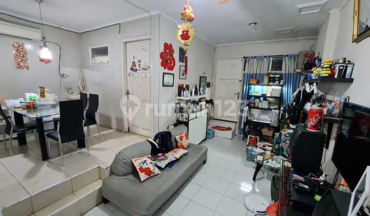 2¼ floors south muarakarang