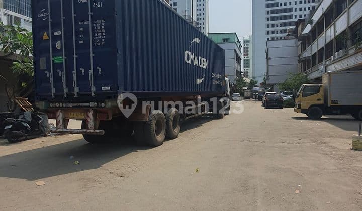 4-story shophouse with container access in Pluit