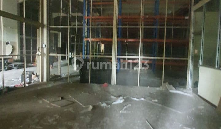 Gudang Akses Kontainer Hadap Utara