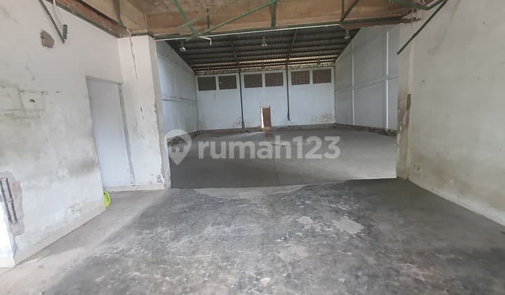 8gudang Loadingdock Kontainer Halaman Depan Belakang Luas Sangat