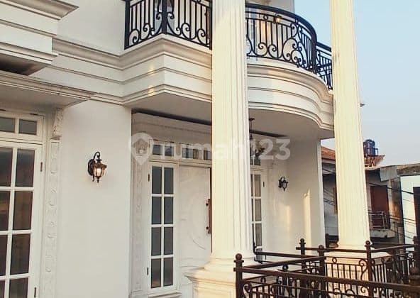 Rumah Klasik Amerika Baru di Cilandak 6 Kamar Tidur Kolam Renang Atap Lift