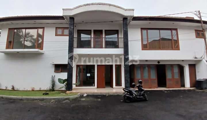 Rumah Kompleks Pejaten Barat Kolam Renang Pribadi Halaman Belakang Untuk Kantor