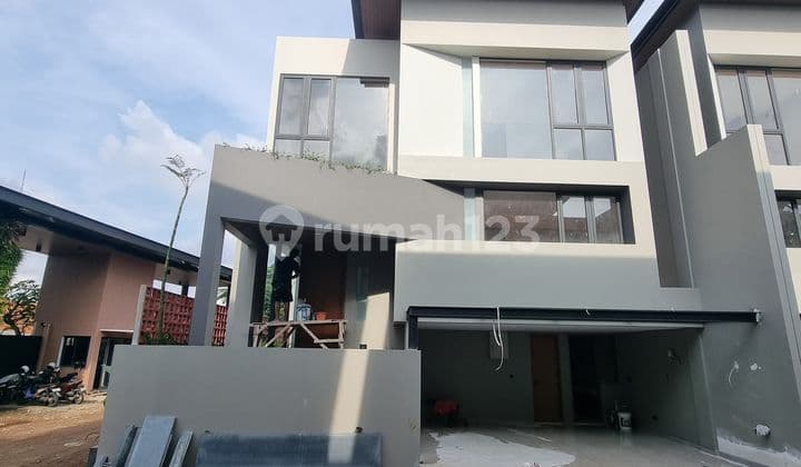 Fasad Modernnya Rumah Ini Didalam Townhouse Cilandak Baru Dibangu