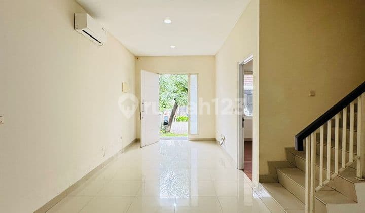 House in Green Lake City, America. 6X15, SHM, North.