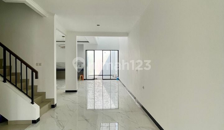 Rumah di Metland Puri , Clematis Uk. 6x20 . Renov 3 Lantai , SHM
