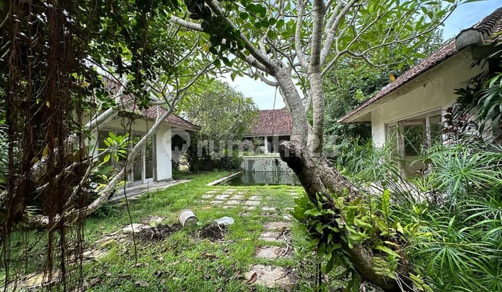 DIJUAL / FREEHOLD : Tanah Berisi Bangunan Villa Butuh Renovasi - Vskhe