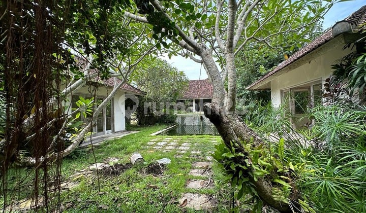 FOR SALE / FREEHOLD: Land with Villa Building Needs Renovation - Vskhe