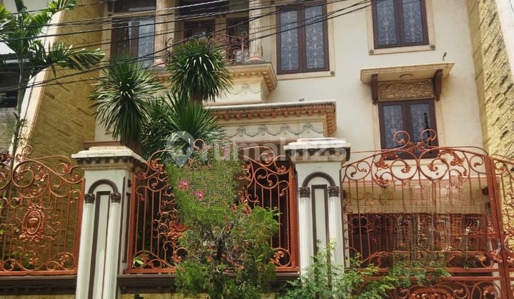 DISEWAKAN RUMAH PULOMAS 200m2 HADAP SELATAN, 3 LANTAI, 175 JUTA PER TAHUN, KODE JV/HR
