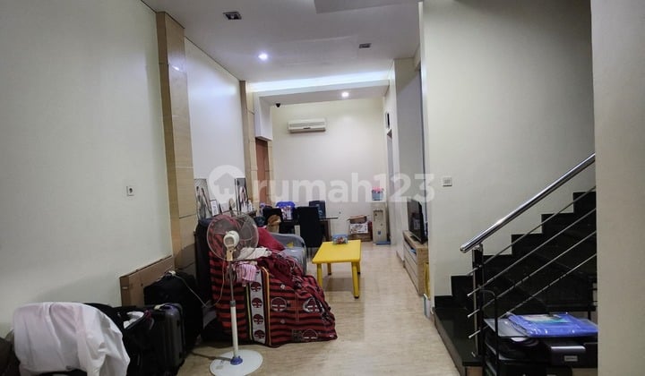 DIJUAL RUMAH KELAPA GADING 90m2 HADAP SELATAN, 2.5 LANTAI, STRATEGIS, KODE YE