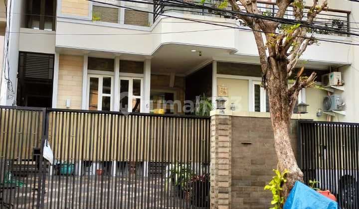 DIJUAL RUMAH KELAPA GADING 200m2 STRATEGIS, NYAMAN, 3 LANTAI, LOKASI BAGUS, KODE YE
