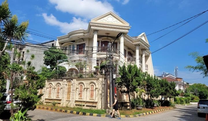 Dijual Rumah Sunter Bagus Semi Furnish, 2 Lantai, Strategis,hoek