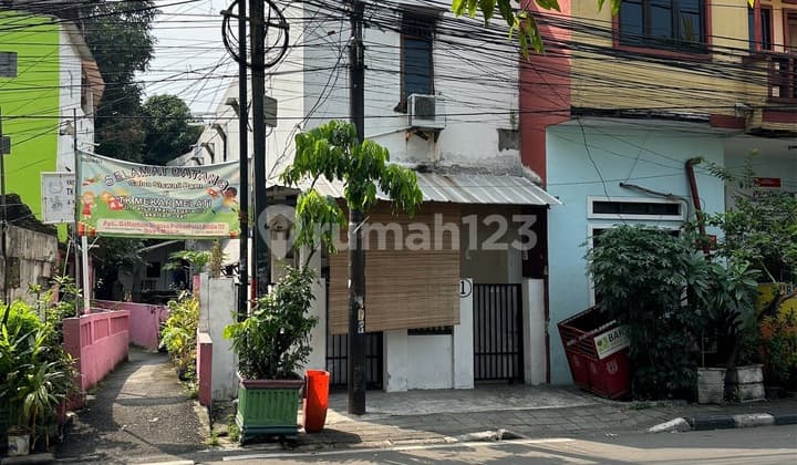 Kost Strategis , Jual Cepat. 16 Kamar Aktif, 1 Kt Pbantu, Income 12,5 Jt/bulan, Dekat Semua Fasilitas Shm - Sertifikat Hak Milik