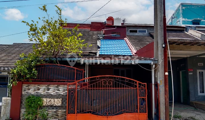 Rumah 2 Lantai Bagus Siap Huni Semi Furnished di Komplek