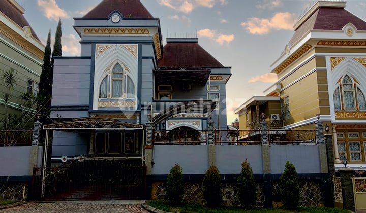 Villa Mewah di Kota Bunga Cipanas Ada Kolam Renang
