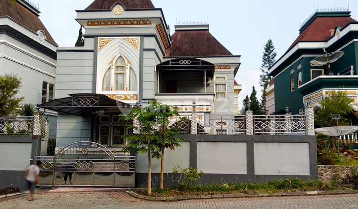 Villa Mewah 2 Lantai di Villa Kota Bunga Full Furnished