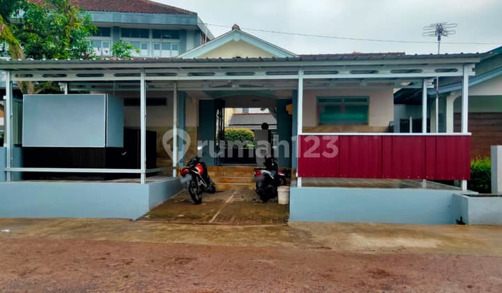 Kost 8 Doors Strategic Location Suitable for Business