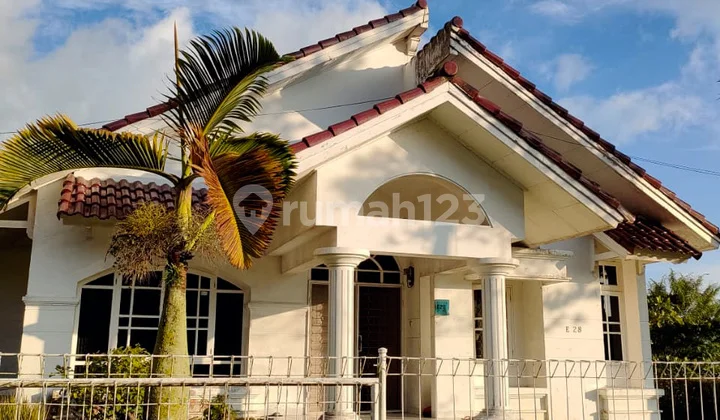 Villa Bagus Ciamik Siap Huni Suasana Asri di Cipanas