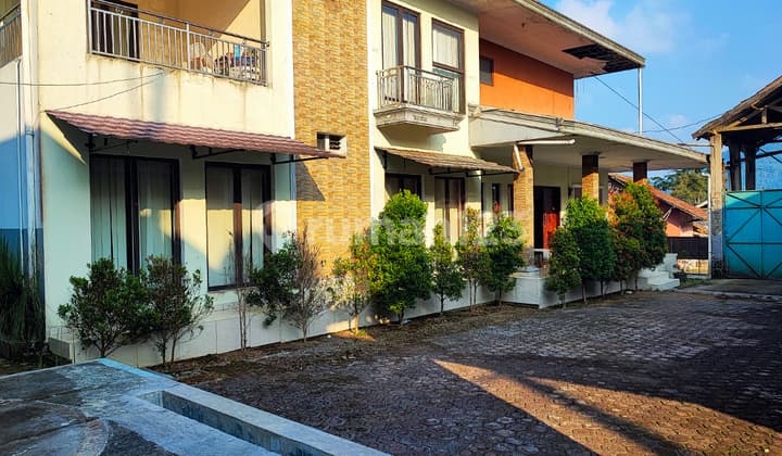 Beli Tanah Bonus Bangunan Strategis Depan Pabrik Sepatu Glostar