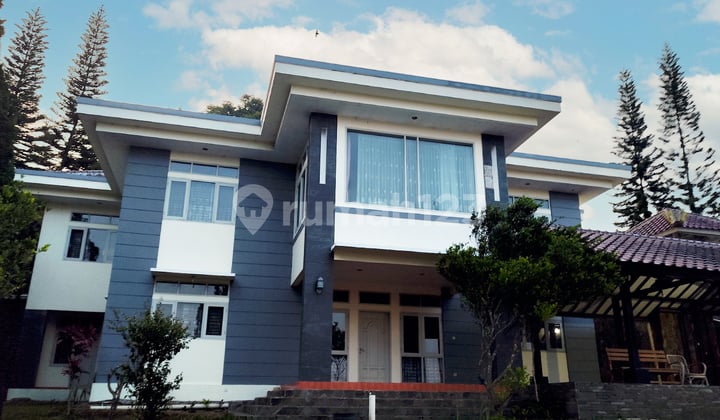 Villa + Kolam Renang Nyaman Siap Huni Suasana Asri di Cipendawa