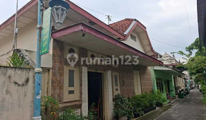 Rumah Bekas Homestay Strategis di Jayengan. Cocok untuk Homestay, Guest House, Kos Eksklusif Dll