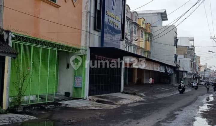 Ruko Siap Huni 3 Lantai, Cocok untuk Kantor,Bimbel,Kantor Birotengah Kota Dekat Jalan Slamet Riyadi.