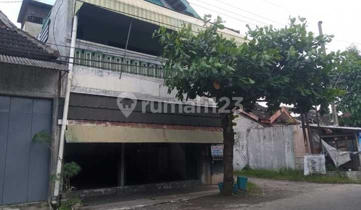 Rumah Hook 2 Lantai bisa untuk Ruang Usaha di Perumahan Favorit Dekat Mall The Park, Solo Baru