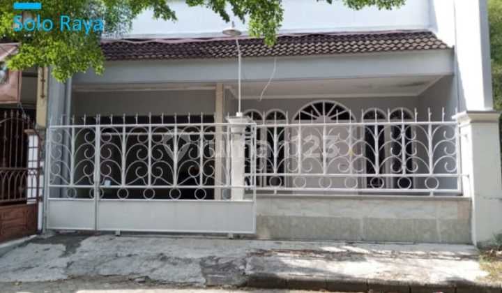 Rumah Bagus 2 Lantai Siap Huni di Perumahan Bergengsi Dekat Mall The Park, Solo Baru.