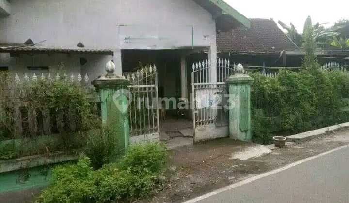 Langka di Pusat Kota! SHM 597M² Bonus Bangunan Kos, Dekat Manahan dan Kampus