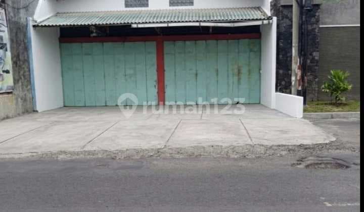 Gudang dan Tempat Tinggal di Pinggir Jalan Raya Utama di Gentan, Solo