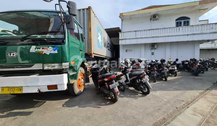 Gudang Akses Kontainer di Jalan Raya Gatak Mayang Sukoharjo