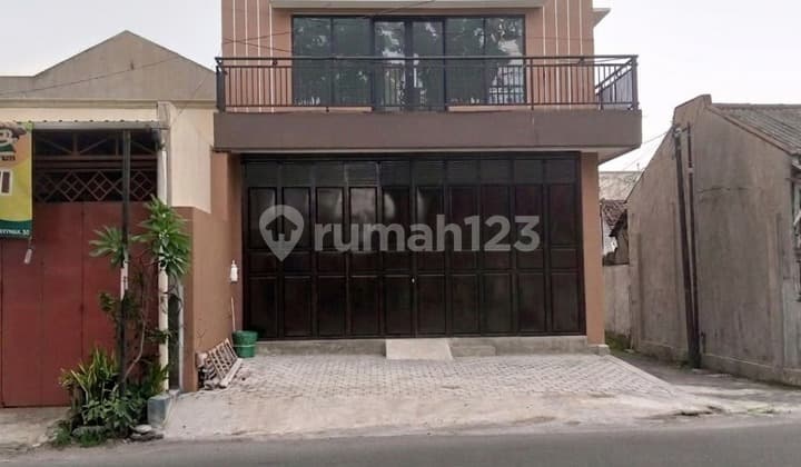 Ruko Baru Gress 2 Lantai di Salah Satu Pinggir Jalan Raya Utama di Jebres, Solo