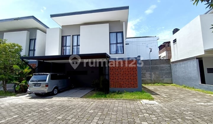Good Minimalist 2-Storey House Like New Fully Furnished in a Cluster