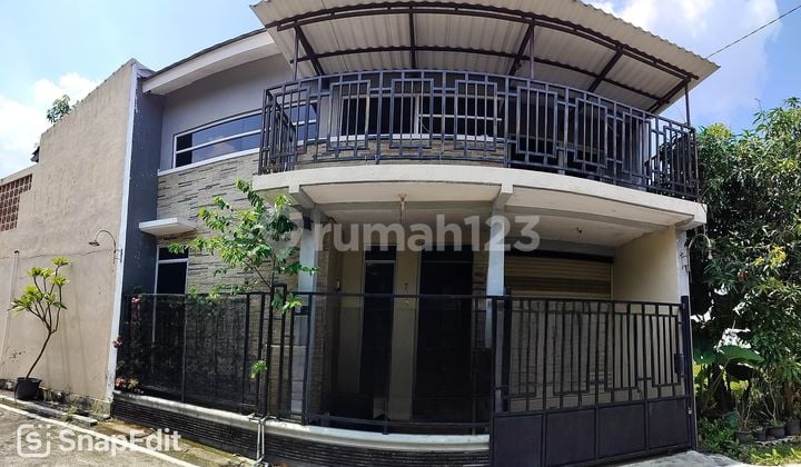 Rumah 2 Lantai Bagus Terawat Siap Huni Konsep Vila Minimalis