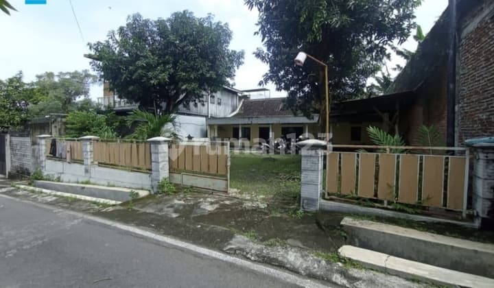 Rumah Lama Strategis Siap Pakai Cocok untuk Kantor Distributor Dll dengan Area Parkir Luas di Banjarsari Solo