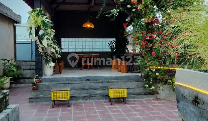 Ruang Usaha 2 Lantai Nuansa Etnik Villa Di Solo Baru