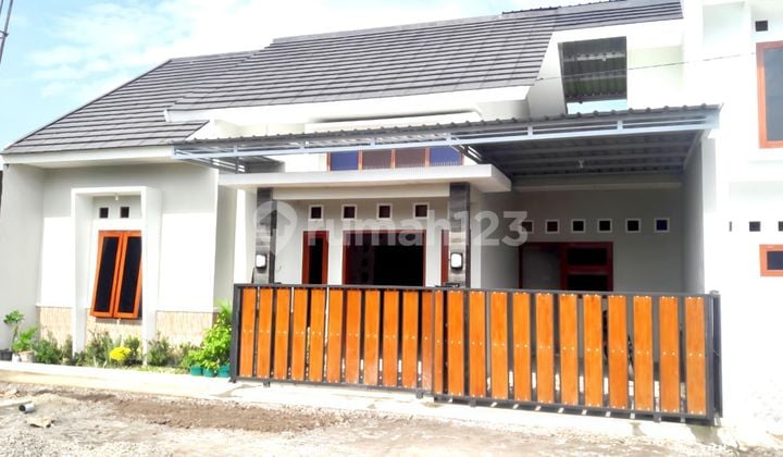 Rumah Bagus Pojok 2 Lantai Full Furnish Di Cluster Di Gawanan Colomadu