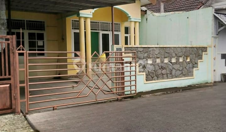 Rumah di Perumahan Bergengsi Dekat Mall The Park, Solo Baru